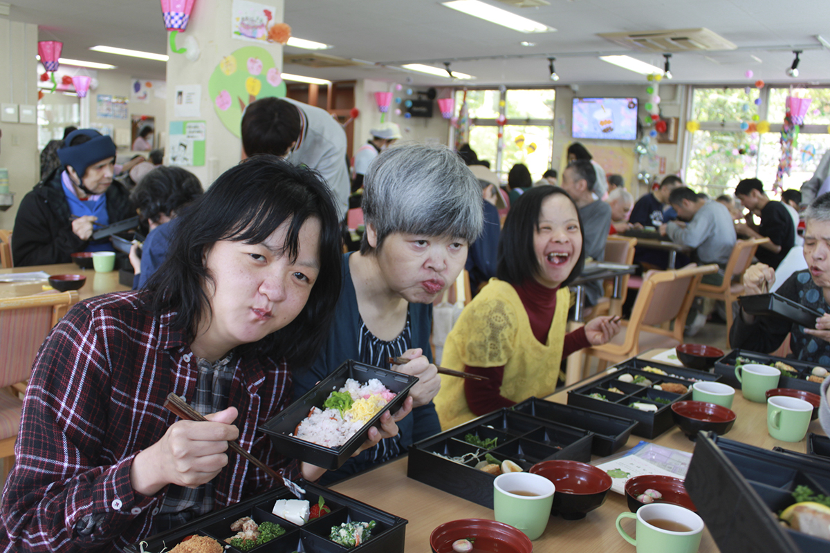 広い食堂で美味しい食事